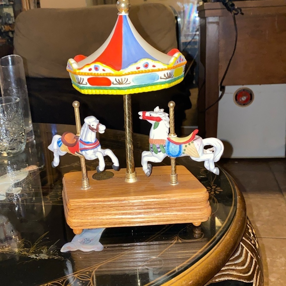 Vintage limited edition musical box carousel 680/3000 Carousel series 9641